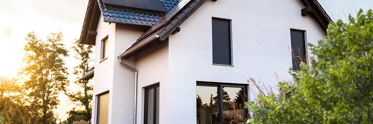 Einfamilienhaus im Grünen bei schönem Wetter