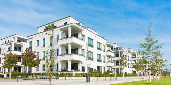 Mehrfamilienhäuser bei schönem Wetter im grünen