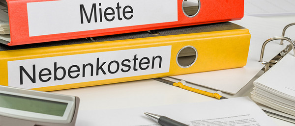 Mann verlegt Fliesen in Wohnung