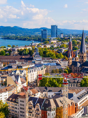 Deutsche Stadt mit Fluss und bewölktem Himmel