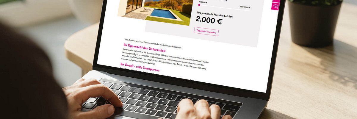 Mann tippt auf Tisch auf seinem Laptop