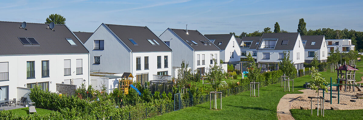 Mehrere Einfamilienhäuser blauer Himmel und viel Grün