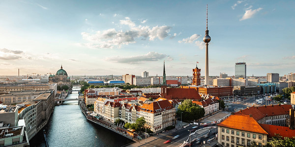 Skyline Berlin bei blauem Himmel