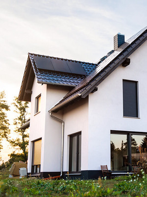 Einfamilienhaus im Grünen bei schönem Wetter