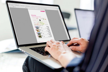 Mann am Laptop schaut sich die Zustandsanalyse von Immoledo an