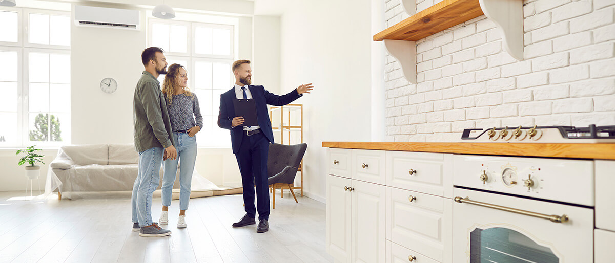 Makler bei Wohnungsbesichtigung