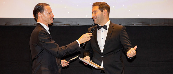 Ein Mann im Anzug wird interviewt