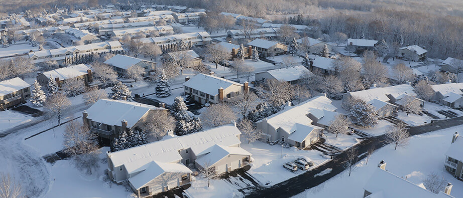 Mann und Frau schütteln sich die Hand