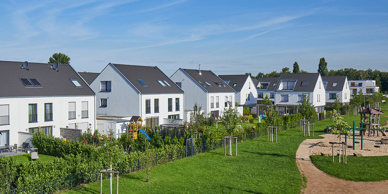 Mehrere Einfamilienhäuser blauer Himmel und viel Grün