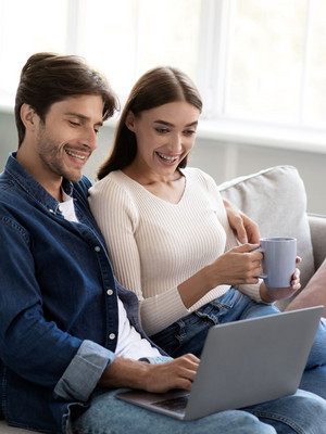 Glückliches junges Pärchen auf der Couch