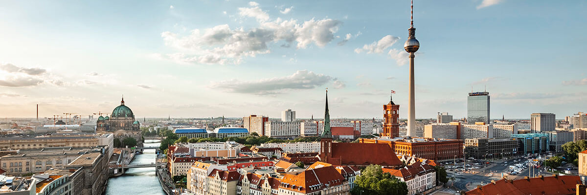 Skyline Berlin bei blauem Himmel