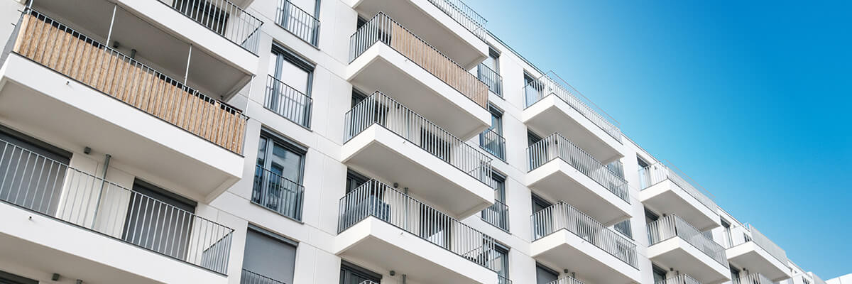 Wohngebäude mit mehreren Wohnungen und blauem Himmel