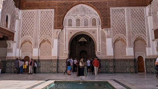 Innenhof eines kulturen Bauwerks in Marrakesch