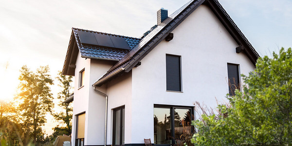 Einfamilienhaus im Grünen bei schönem Wetter