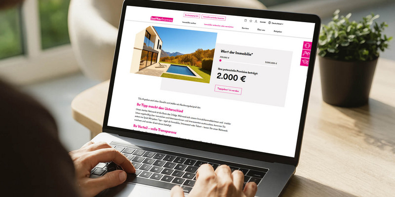 Mann tippt auf Tisch auf seinem Laptop