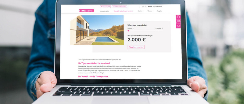 Mann hält Laptop in die Kamera