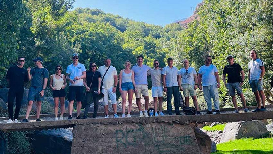 Gruppenbild von etwa 10 Personen auf einer Brücke