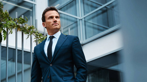 Makler blickt in die Weite