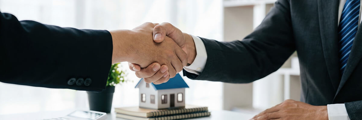 Zwei Männer schütteln sich die Hände im Büro