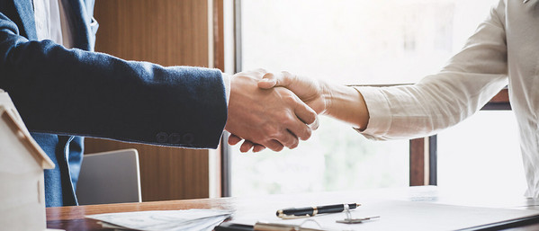 Mann und Frau schütteln sich die Hand