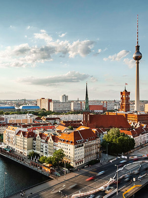 Skyline Berlin bei blauem Himmel