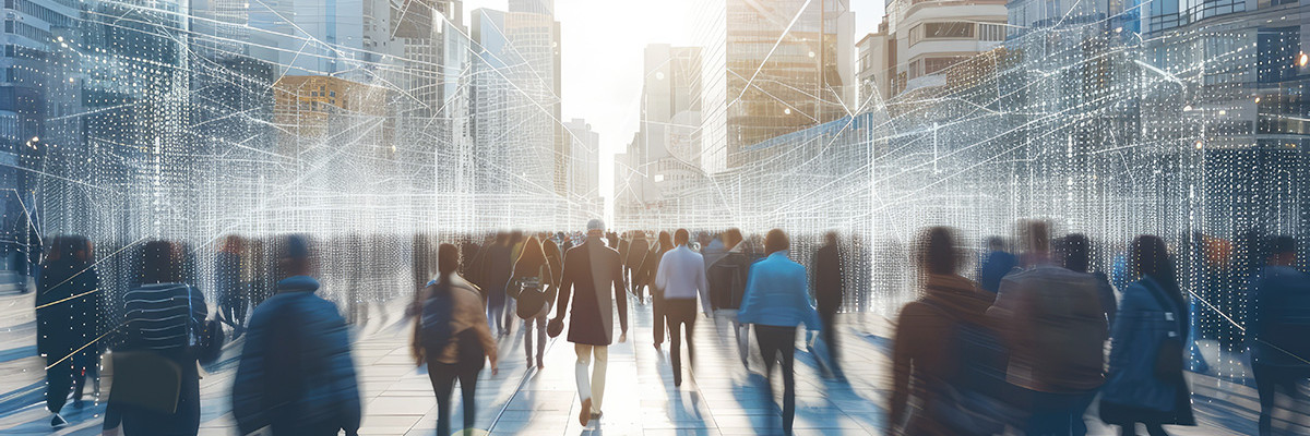 Strasse mit vielen Menschen und Hochhäuser